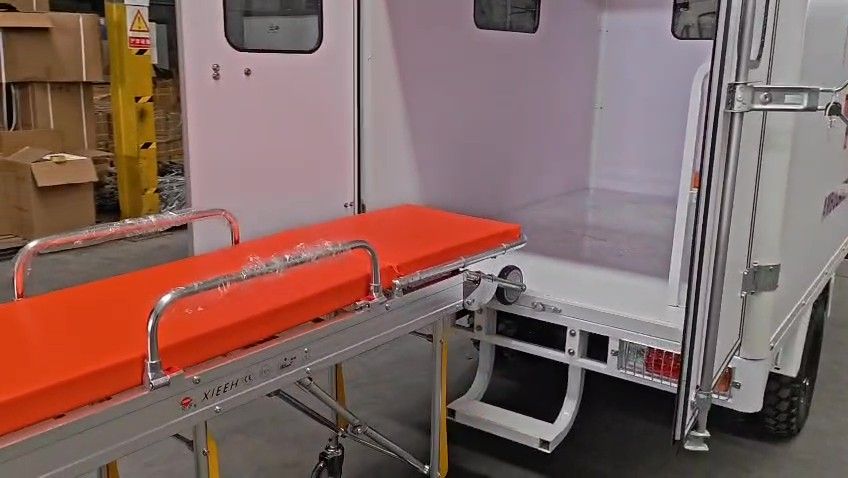 Motos ambulances — chargement à l'entrepôt