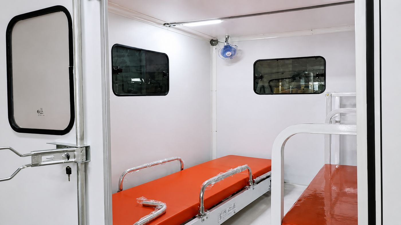 Motos ambulances — chargement à l'entrepôt