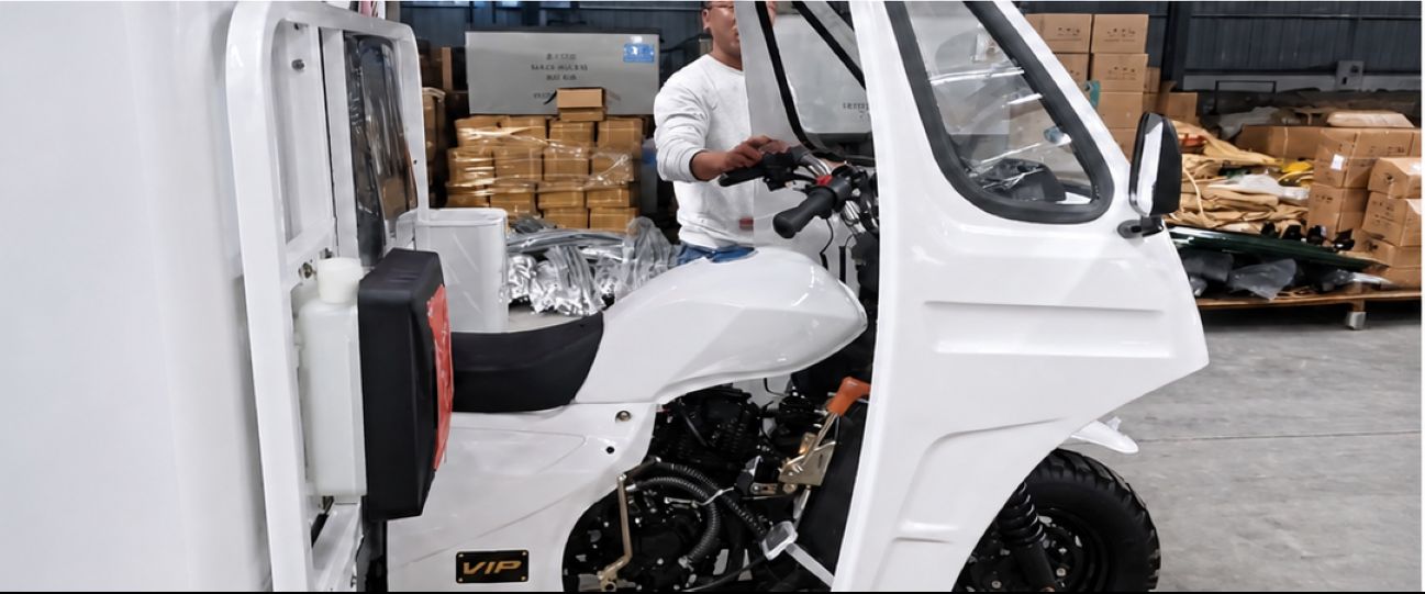 Motos ambulances — chargement à l'entrepôt